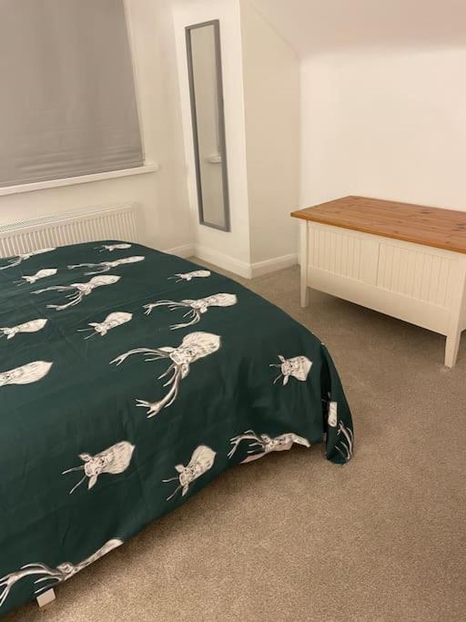 Stylish & Spacious 2 Storey, 3 Bed Apartment グレーブゼンド エクステリア 写真