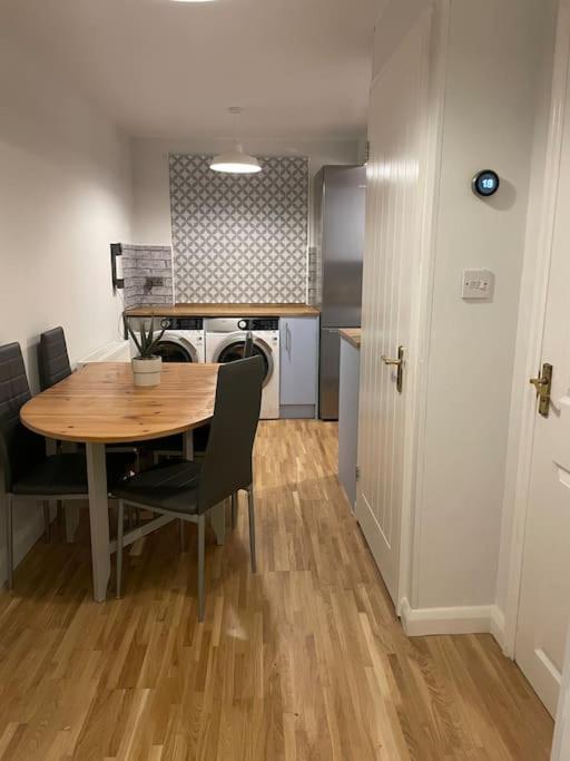 Stylish & Spacious 2 Storey, 3 Bed Apartment グレーブゼンド エクステリア 写真