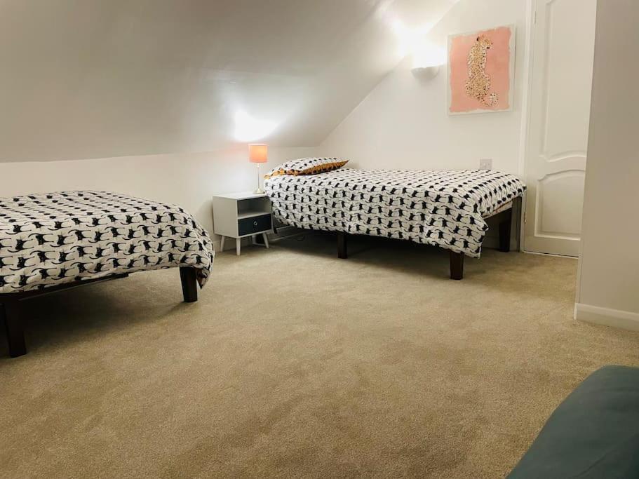 Stylish & Spacious 2 Storey, 3 Bed Apartment グレーブゼンド エクステリア 写真