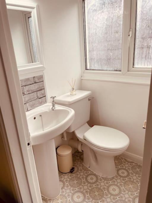 Stylish & Spacious 2 Storey, 3 Bed Apartment グレーブゼンド エクステリア 写真