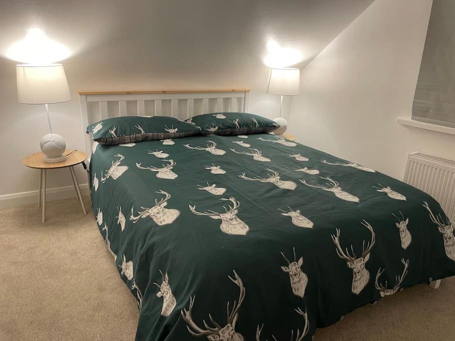 Stylish & Spacious 2 Storey, 3 Bed Apartment グレーブゼンド エクステリア 写真